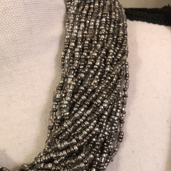 Gray beaded necklace with crochet clasp and button - Picture 5 of 7